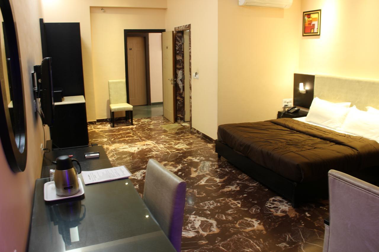 Hotel Aristro Lonavala Esterno foto