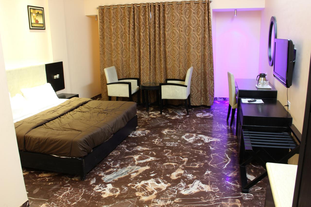 Hotel Aristro Lonavala Esterno foto